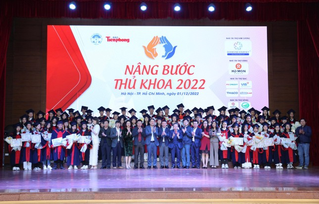 6 sinh viên trường Đại học Vinh được vinh danh trong đợt trao học bổng Nâng bước Thủ khoa năm 2022