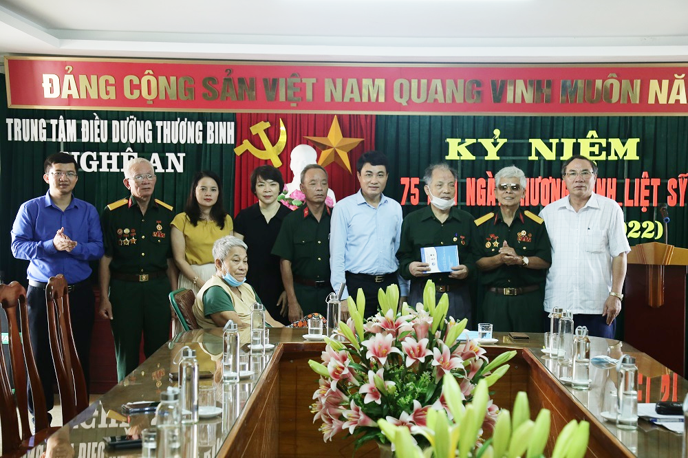 Trường Đại học Vinh thăm và tặng quà cho các thương binh, bệnh binh nhân kỷ niệm 75 năm Ngày Thương binh - Liệt sỹ (27/7/1947 - 27/7/2022)