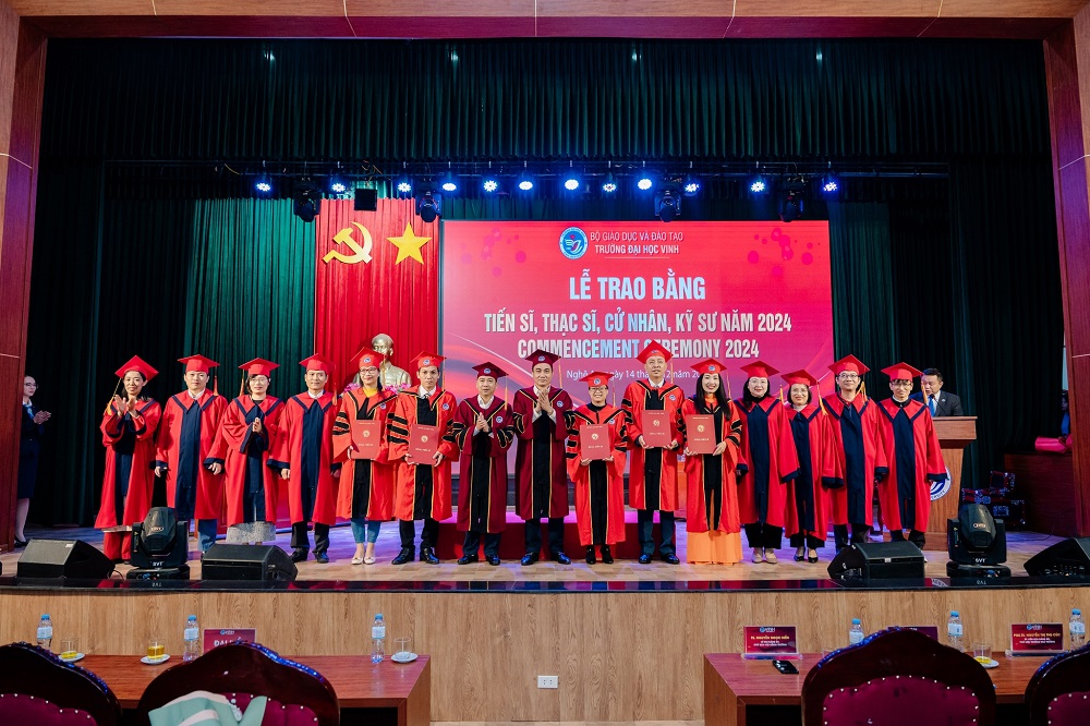 Trường Đại học Vinh long trọng tổ chức Lễ bế giảng và trao bằng tiến sĩ, thạc sĩ, cử nhân, kỹ sư đợt 5 năm 2024