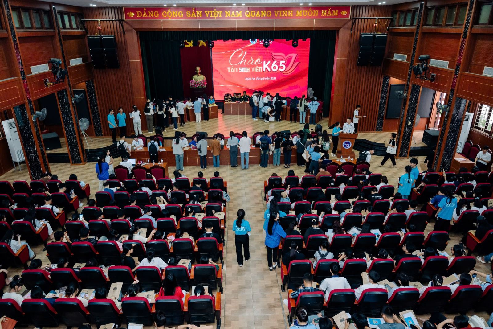 Trường Đại học Vinh đón tiếp hơn 4.000 sinh viên khóa 65 tựu trường