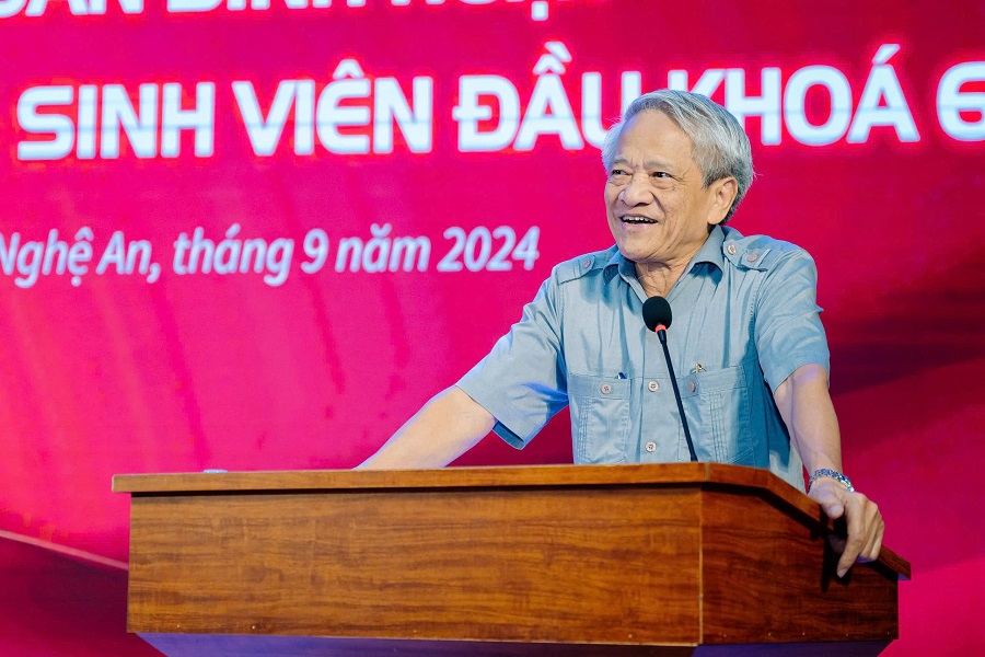 PGS.TS. Bùi Đình Phong trao đổi chuyên đề "Học tập và làm theo tư tưởng, đạo đức, phong cách Hồ Chí Minh" với Tân sinh viên Trường Đại học Vinh