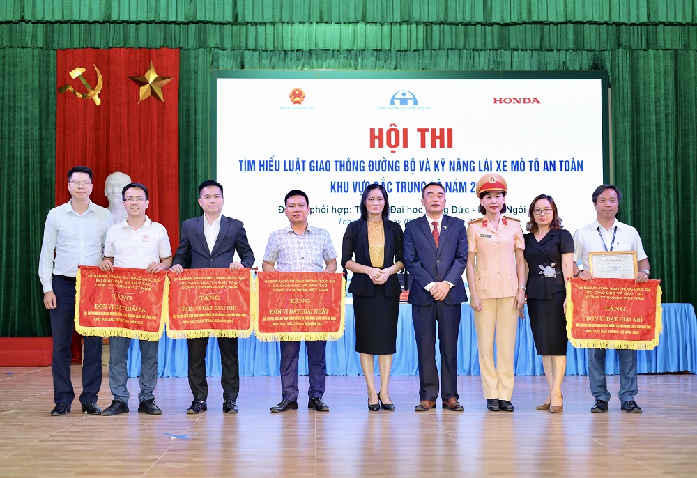 Trường Đại học Vinh đạt giải Nhì toàn đoàn Hội thi “Tìm hiểu Luật Giao thông đường bộ và kỹ năng lái xe mô tô an toàn” năm 2022