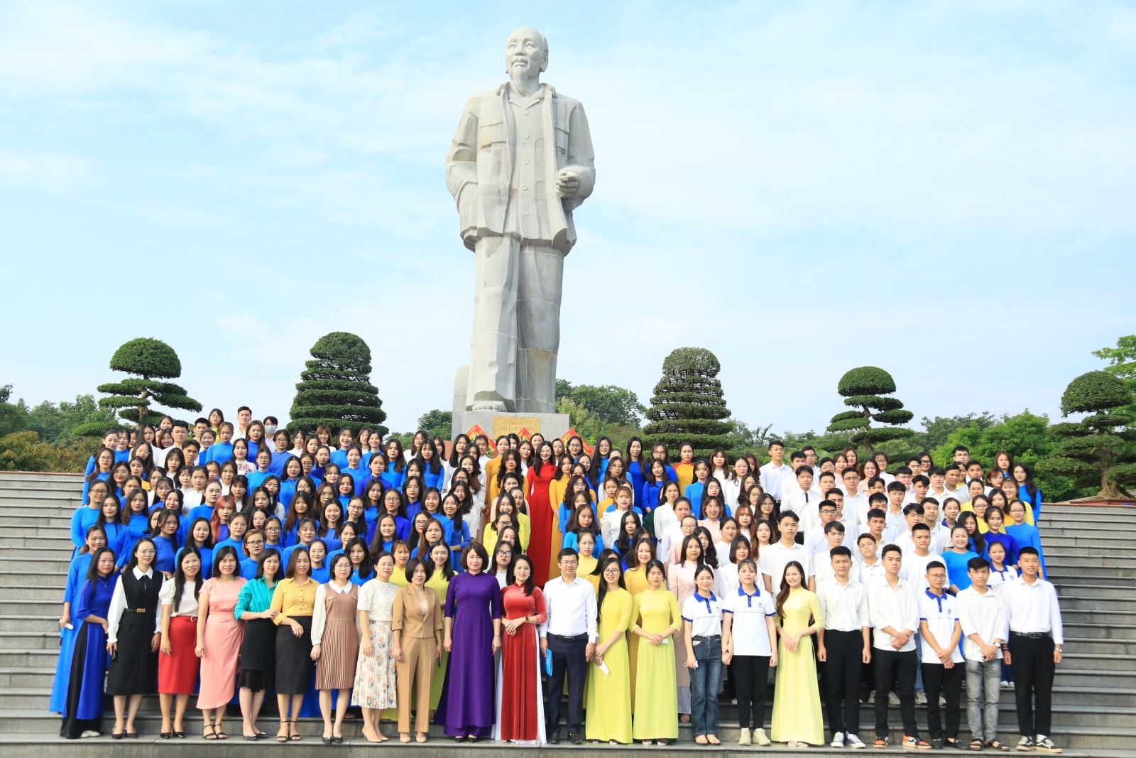 Trường Đại học Vinh tổ chức Lễ Dâng hoa báo công tại Quảng trường Hồ Chí Minh