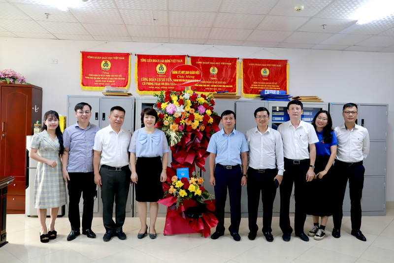 Lãnh đạo Nhà trường chúc mừng Công đoàn nhân Kỷ niệm 93 năm Ngày thành lập Công đoàn Việt Nam (28/7/1929 - 28/7/2022)