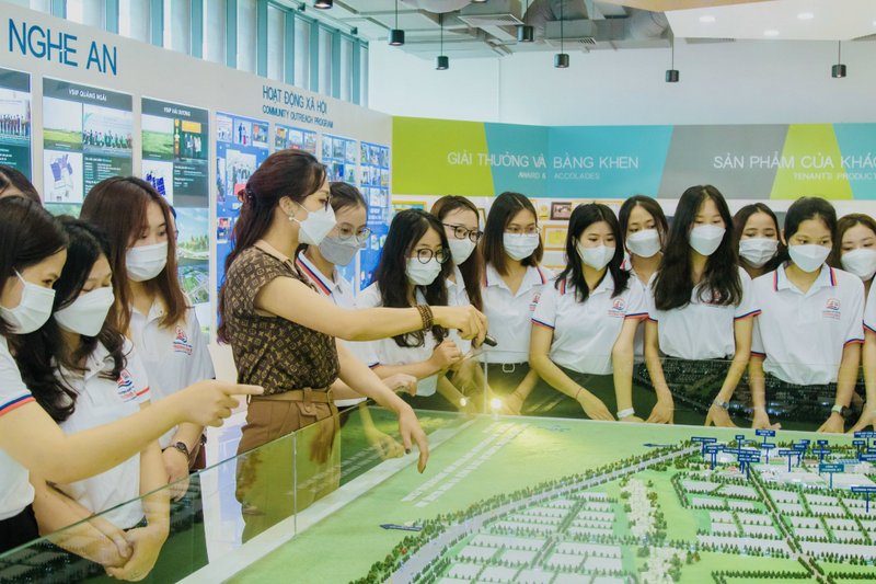 Sinh viên các ngành Kinh tế tham quan thực tế doanh nghiệp tại Nghệ An