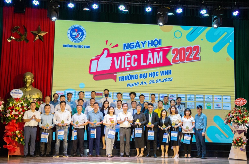 Sôi động, thiết thực và ý nghĩa chương trình “Ngày hội việc làm Trường Đại học Vinh năm 2022”