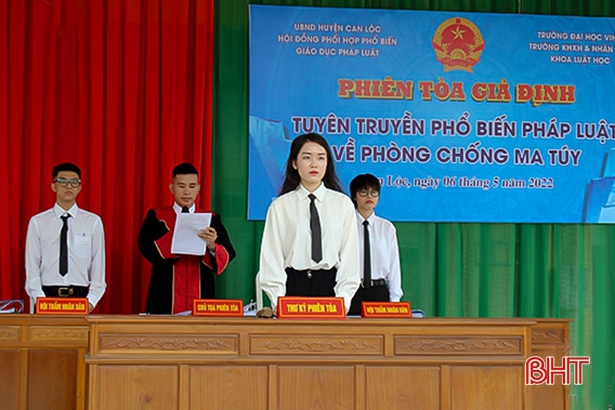 Khoa Luật học - Trường Khoa học Xã hội và Nhân văn phối hợp tổ chức Phiên tòa giả định trang bị kiến thức về phòng, chống ma túy cho học sinh