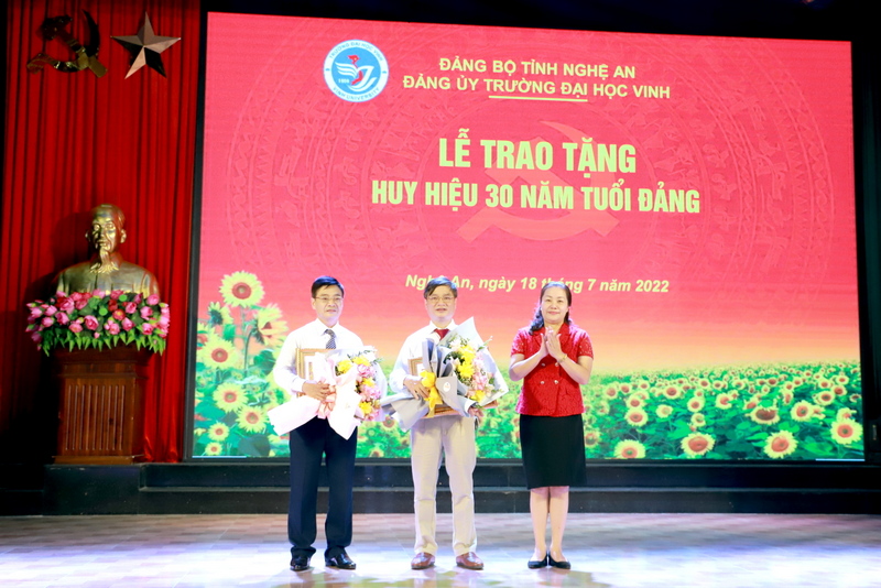 Phát huy vai trò tiên phong, gương mẫu, xây dựng Đảng bộ trường tiếp tục vững mạnh tiêu biểu