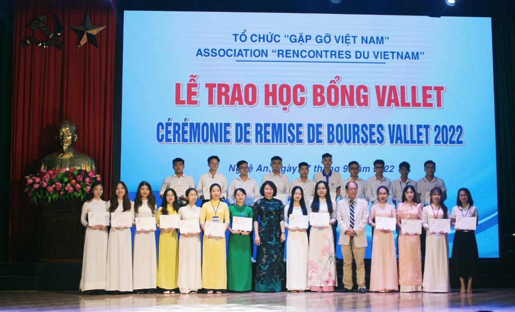 126 học sinh, sinh viên xuất sắc tỉnh Nghệ An được nhận học bổng Vallet năm 2022