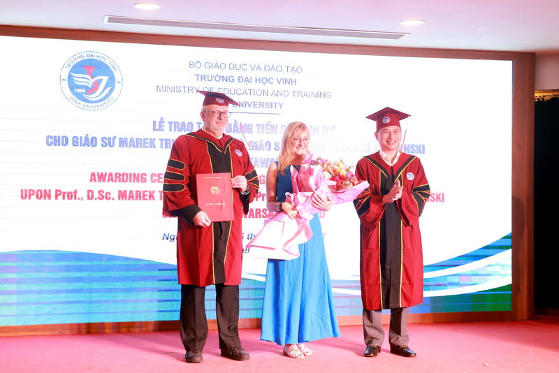 Trao tặng bằng Tiến sĩ danh dự của Trường Đại học Vinh cho Giáo sư Marek Trippenbach và Giáo sư Ryszard Robert Buczyński