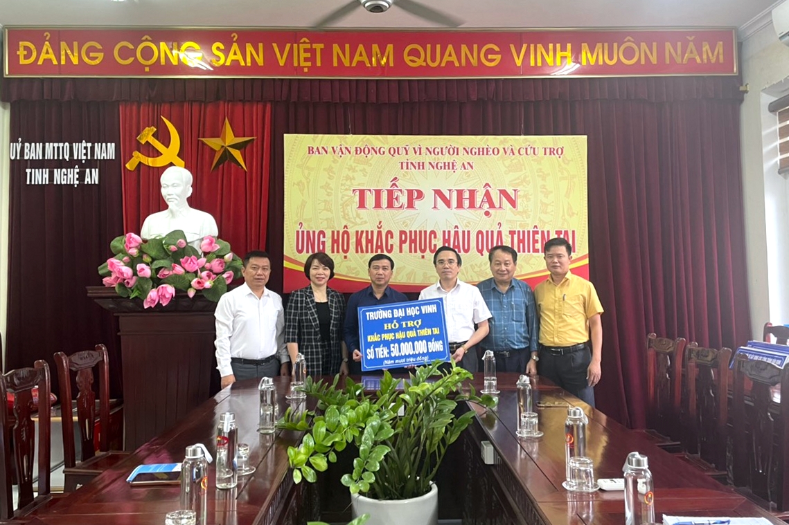Trường Đại học Vinh trao kinh phí hỗ trợ Nhân dân tỉnh Nghệ An khắc phục hậu quả thiên tai