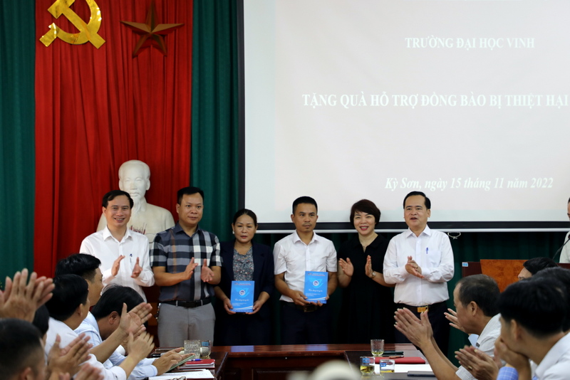 Công đoàn Trường Đại học Vinh trao kinh phí hỗ trợ của viên chức, người lao động cho Nhân dân huyện Kỳ Sơn khắc phục hậu quả thiên tai