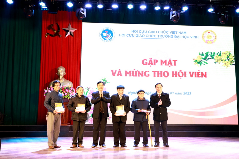 Gặp mặt và mừng Thọ hội viên Hội Cựu giáo chức đầu Xuân Quý Mão 2023