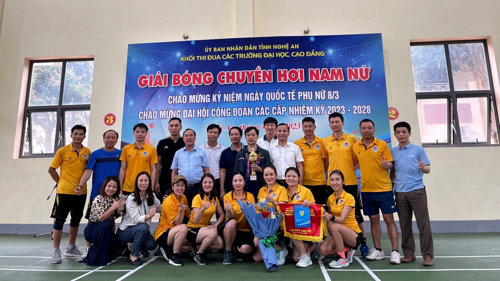 Trường Đại học Vinh giành cúp vô địch Giải bóng chuyền hơi Khối Thi đua các trường đại học, cao đẳng trên địa bàn tỉnh Nghệ An