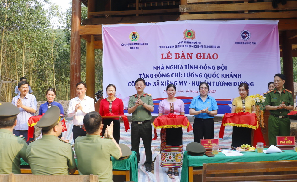 Bàn giao nhà nghĩa tình đồng đội tặng cán bộ chiến sĩ Công an
