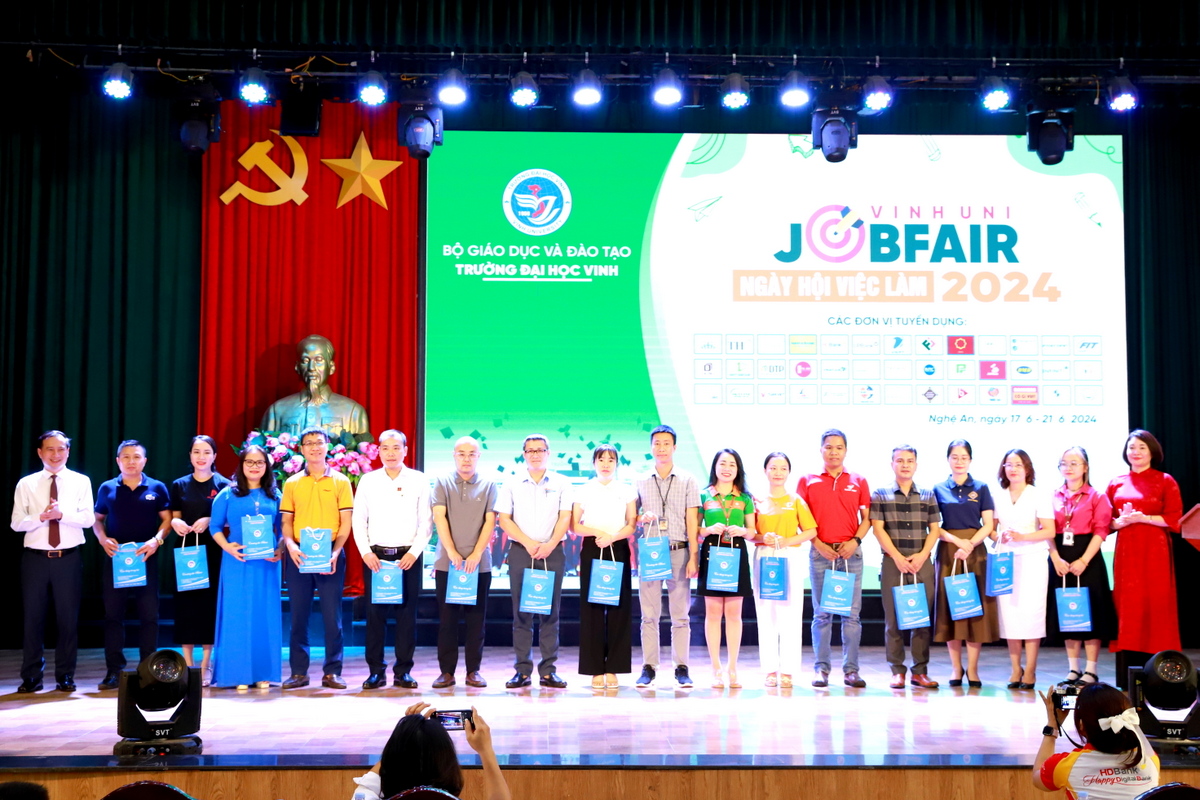 Khai mạc Ngày hội việc làm Trường Đại học Vinh năm 2024