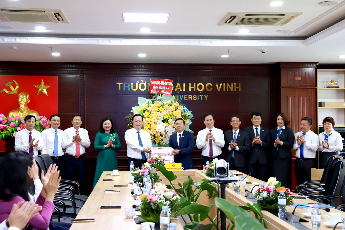 Bí thư Tỉnh ủy, Chủ tịch UBND tỉnh Nguyễn Đức Trung chúc mừng Trường Đại học Vinh nhân kỷ niệm 42 năm Ngày Nhà giáo Việt Nam