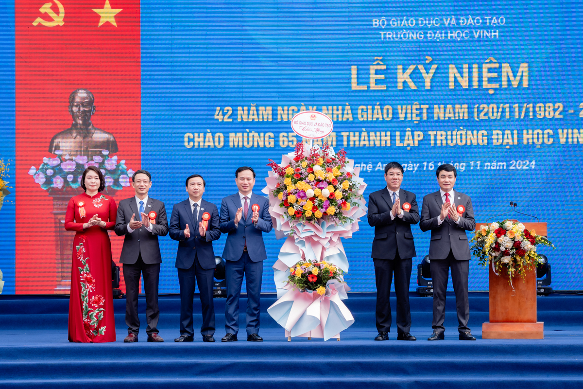 Long trọng tổ chức Lễ kỷ niệm 42 năm ngày Nhà giáo Việt Nam chào mừng 65 năm thành lập Trường Đại học Vinh