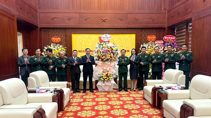 Trường Đại học Vinh thăm và chúc mừng các đơn vị quân đội nhân dịp kỷ niệm 80 năm Ngày thành lập Quân đội Nhân dân Việt Nam, 35 năm ngày hội Quốc phòng toàn dân
