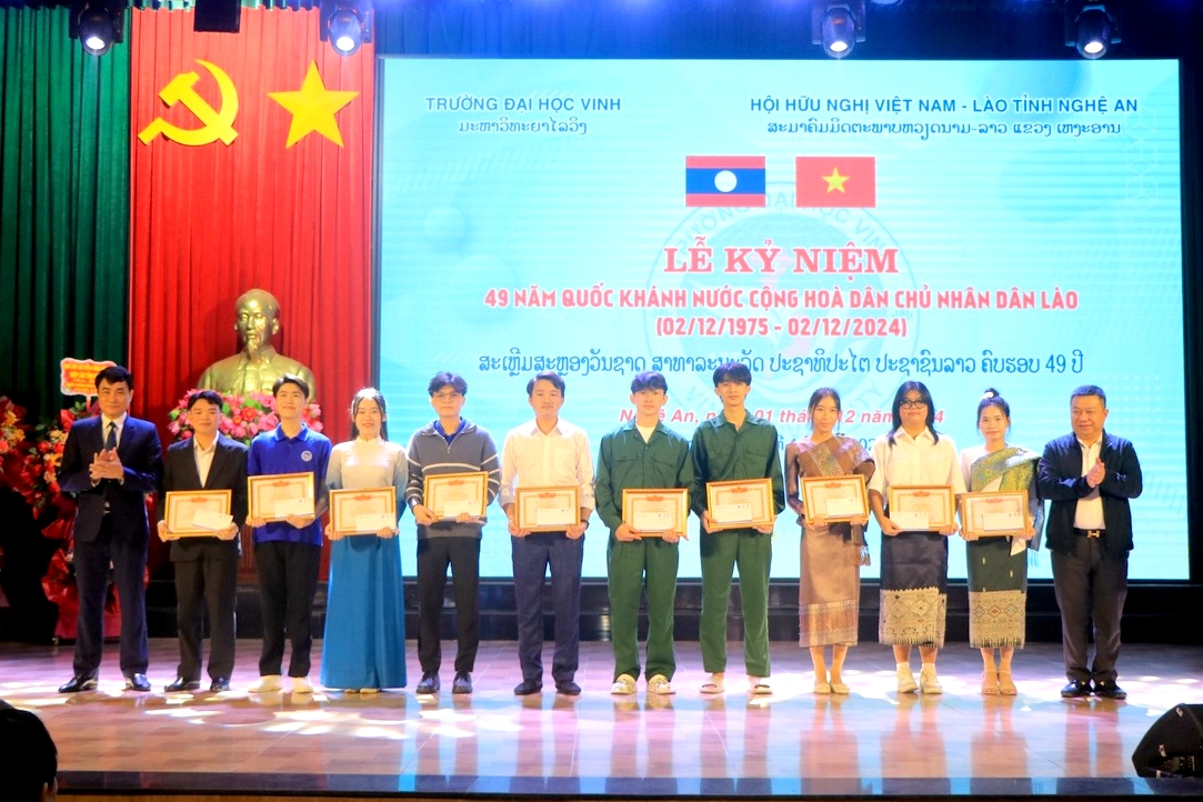 Sôi nổi các hoạt động chào mừng kỷ niệm 49 năm Quốc khánh Nước Cộng hòa Dân chủ Nhân dân Lào