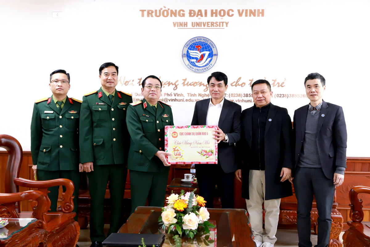 Cục Chính trị Quân khu 4 thăm, chúc Tết tại Trường Đại học Vinh