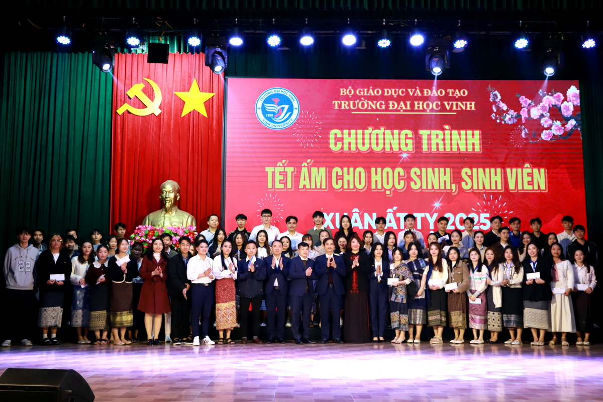 657 sinh viên được nhận quà tại Chương trình "Tết ấm cho học sinh, sinh viên - Xuân Ất Tỵ 2025"