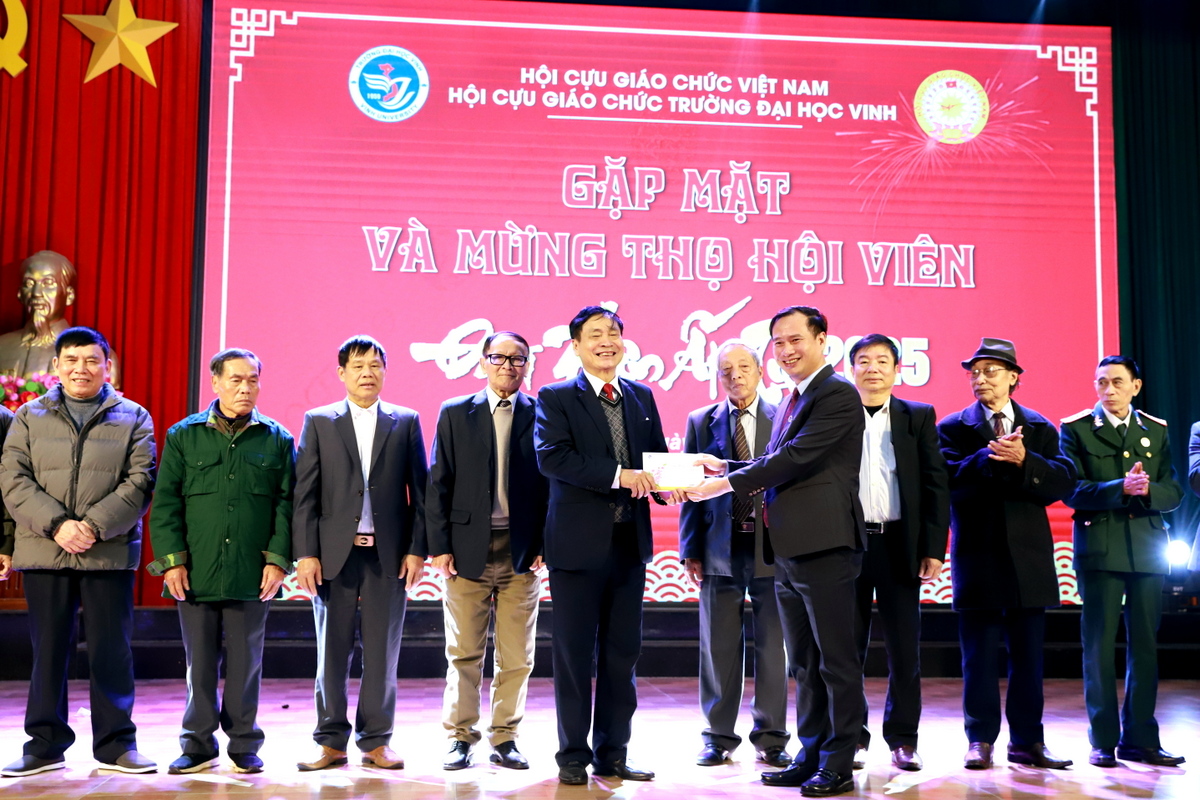 Trường Đại học Vinh tổ chức Gặp mặt và Mừng Thọ hội viên Hội Cựu giáo chức năm 2025