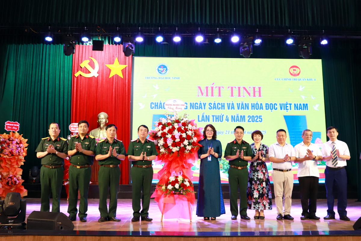 Trường Đại học Vinh và Cục Chính trị Quân khu 4 mít tinh hưởng ứng Ngày Sách và Văn hóa đọc Việt Nam năm 2025