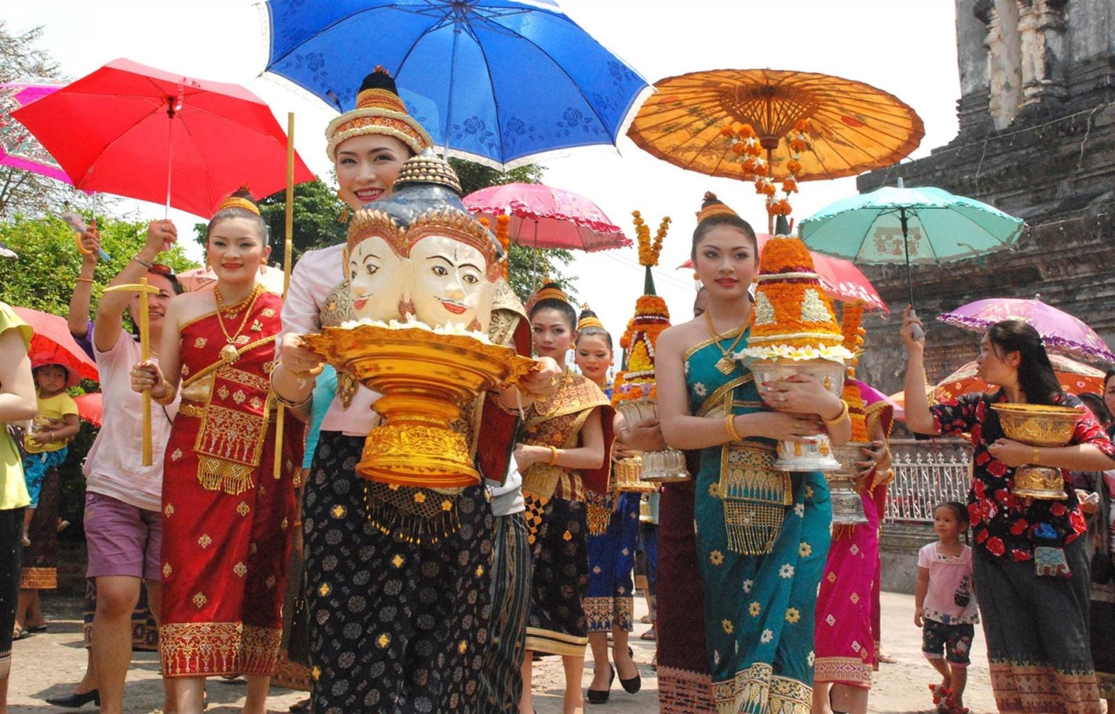 Thư chúc mừng của Hiệu trưởng gửi các em Lưu học sinh Lào nhân dịp Tết cổ truyền Bunpimay năm 2025 (2568)