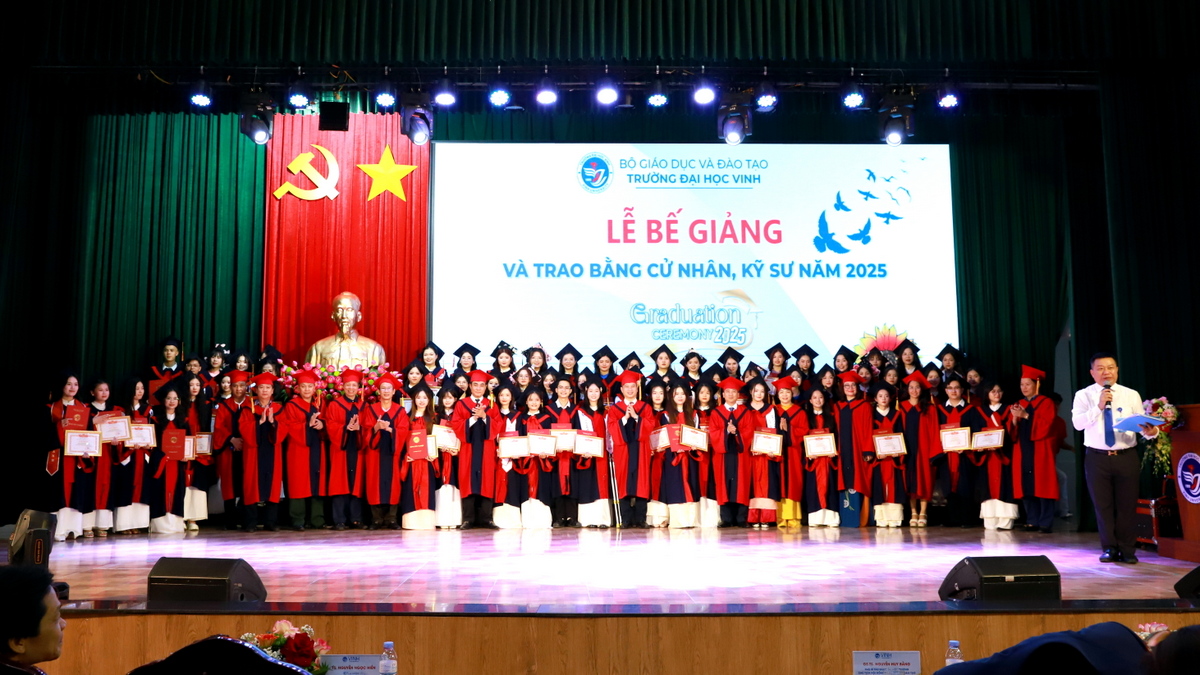 Trường Đại học Vinh tổ chức Lễ bế giảng và trao bằng tốt nghiệp năm 2025 cho 2.746 tân cử nhân, tân kỹ sư
