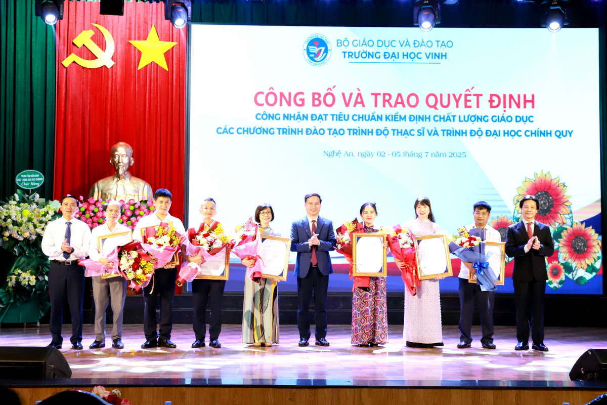 Trường Đại học Vinh có thêm 13 chương trình đào tạo được chứng nhận đạt tiêu chuẩn kiểm định chất lượng giáo dục