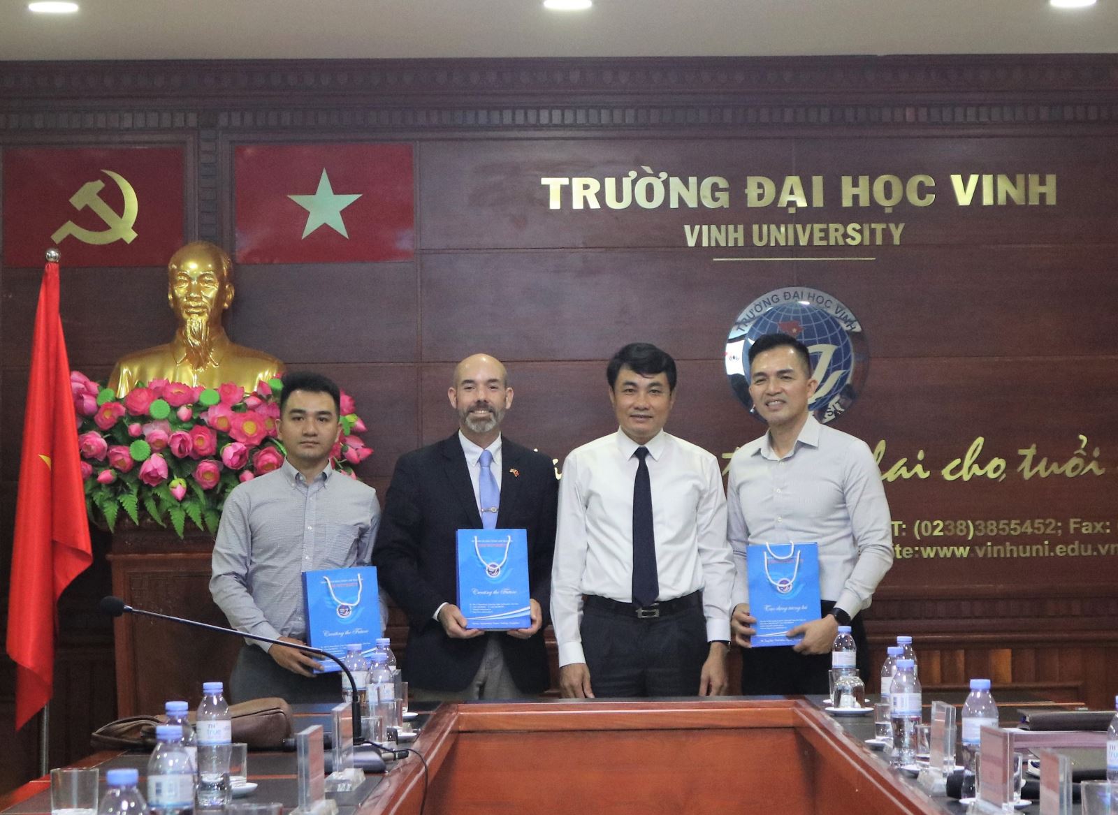 Trường Đại học Vinh đón tiếp Đoàn công tác của Đại sứ quán Hoa Kỳ đến thăm và làm việc