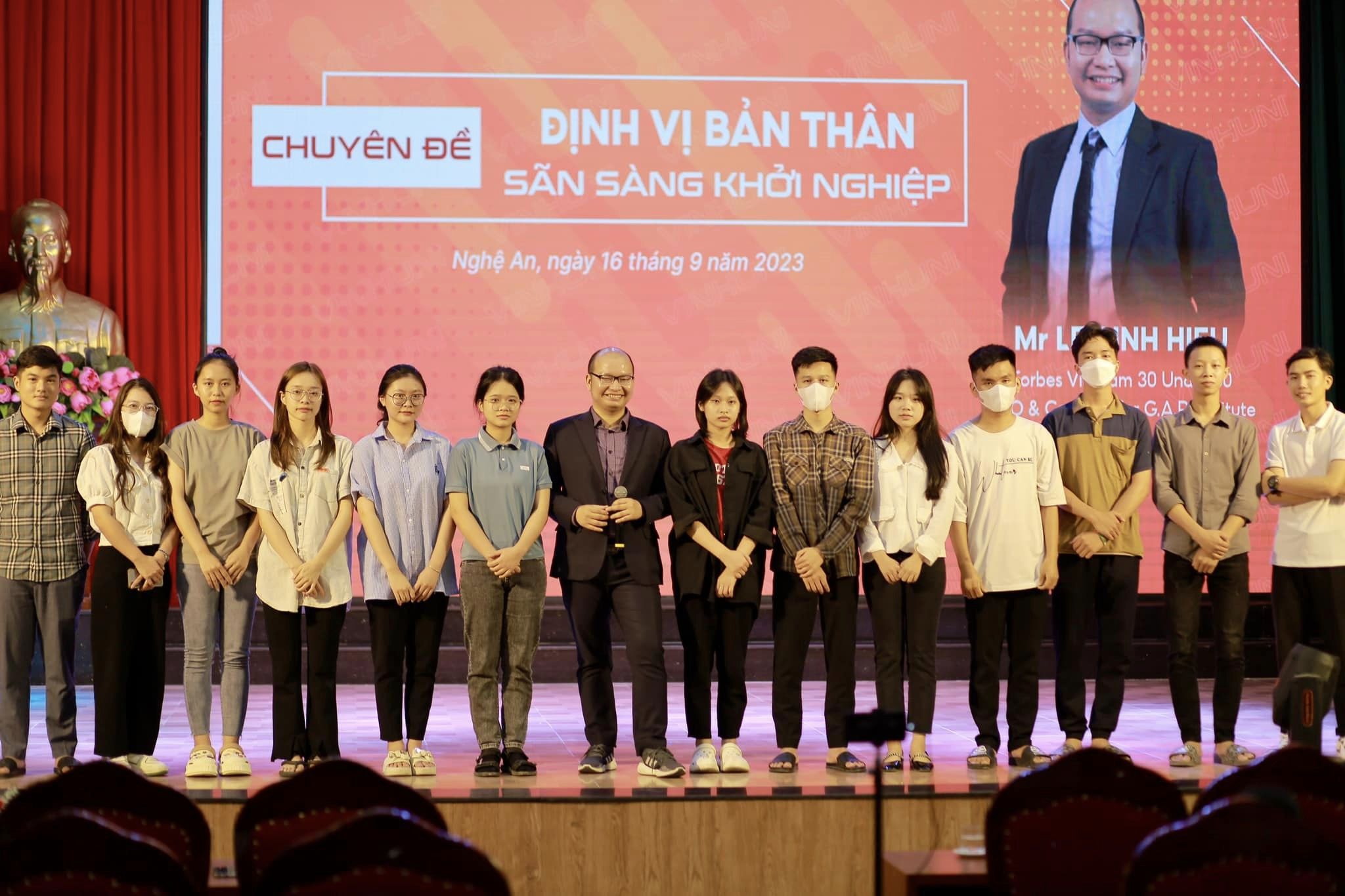 Chuyên gia Lê Đình Hiếu - Founder & CEO Học viện G.A.P cùng với tân sinh viên Trường Đại học Vinh "Định vị bản thân, sẵn sàng khởi nghiệp"