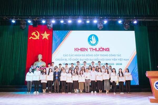 Trường Đại học Vinh tôn vinh, biểu dương các tập thể, cá nhân đạt thành tích xuất sắc trên các lĩnh vực