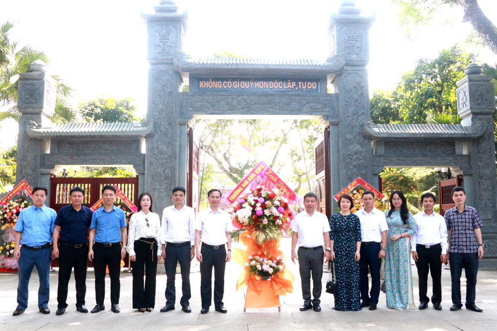 Lãnh đạo Trường Đại học Vinh dâng hương tưởng niệm Chủ tịch Hồ Chí Minh