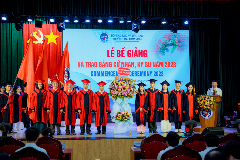 Long trọng tổ chức Lễ bế giảng và trao bằng cử nhân, kỹ sư cho sinh viên năm 2023