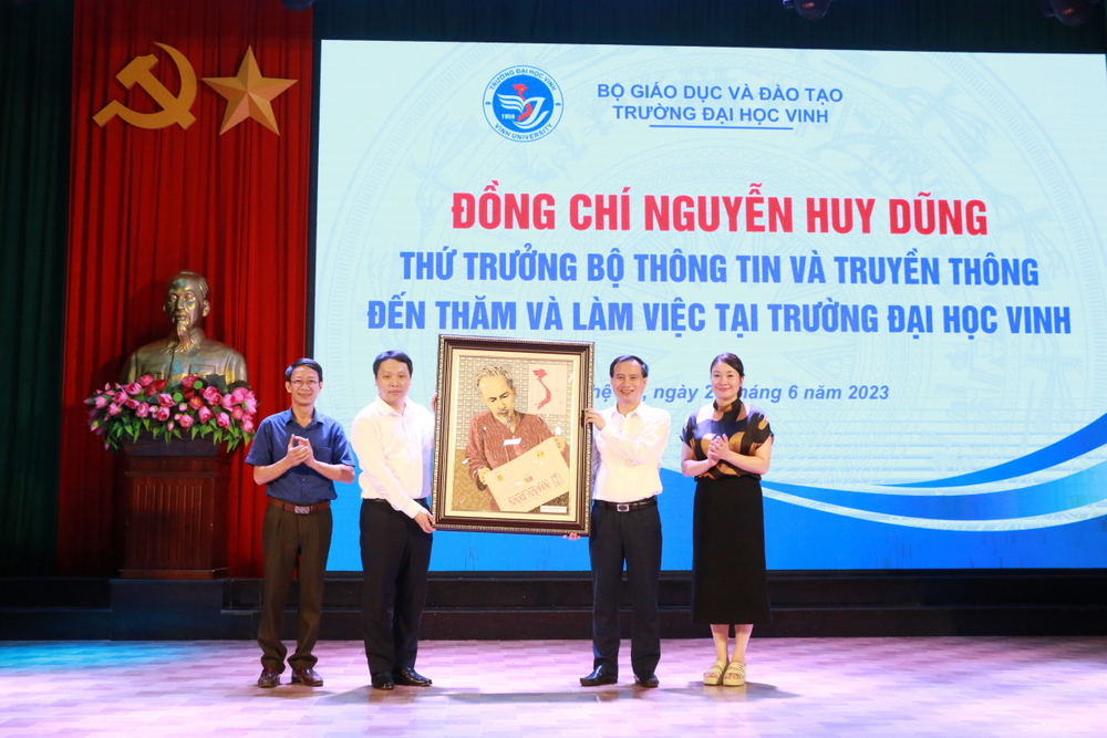 Thứ trưởng Bộ Thông tin và Truyền thông Nguyễn Huy Dũng thăm và làm việc tại Trường Đại học Vinh