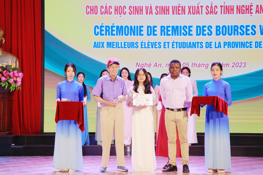 116 học sinh, sinh viên xuất sắc của tỉnh Nghệ An vinh dự được nhận học bổng Vallet năm 2023
