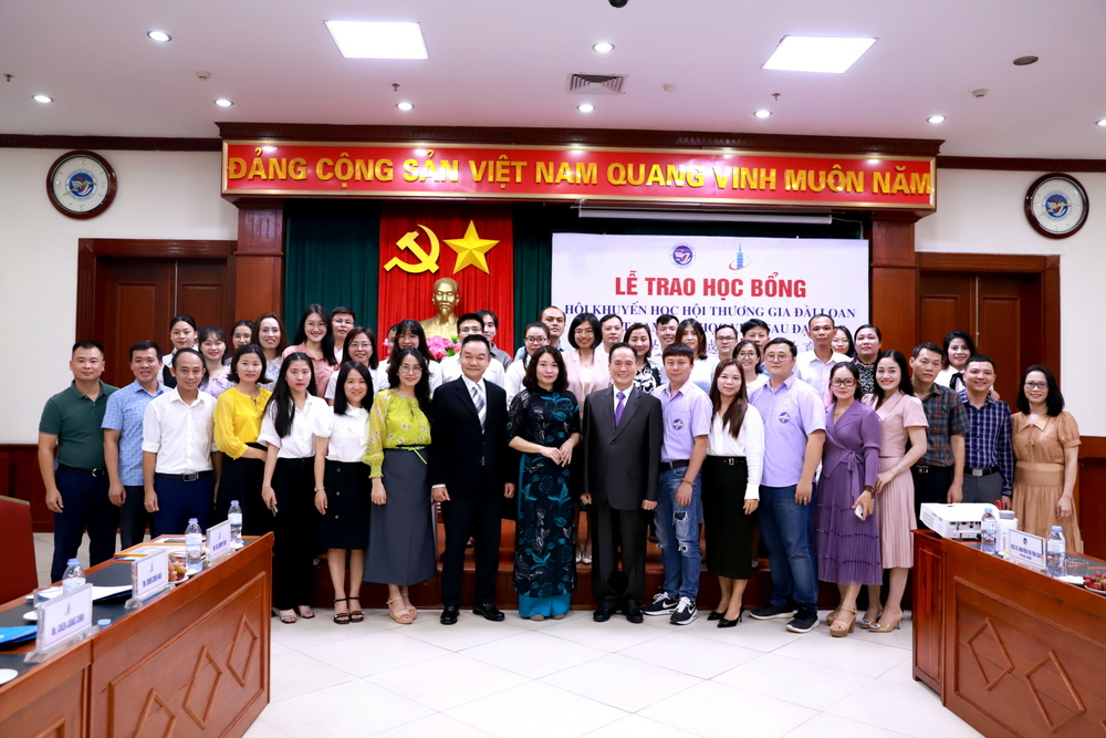 Hội khuyến học Hội thương gia Đài Loan tại Việt Nam trao học bổng tài trợ cho các học viên cao học và nghiên cứu sinh năm 2023