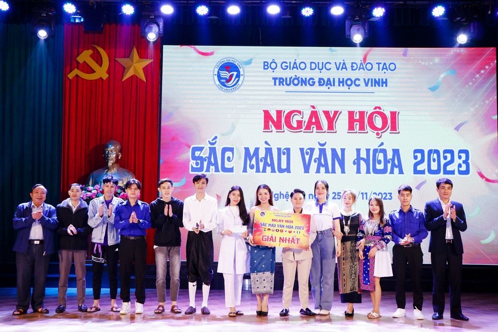 Rực rỡ "Ngày hội Sắc màu văn hóa" Trường Đại học Vinh lần thứ tư