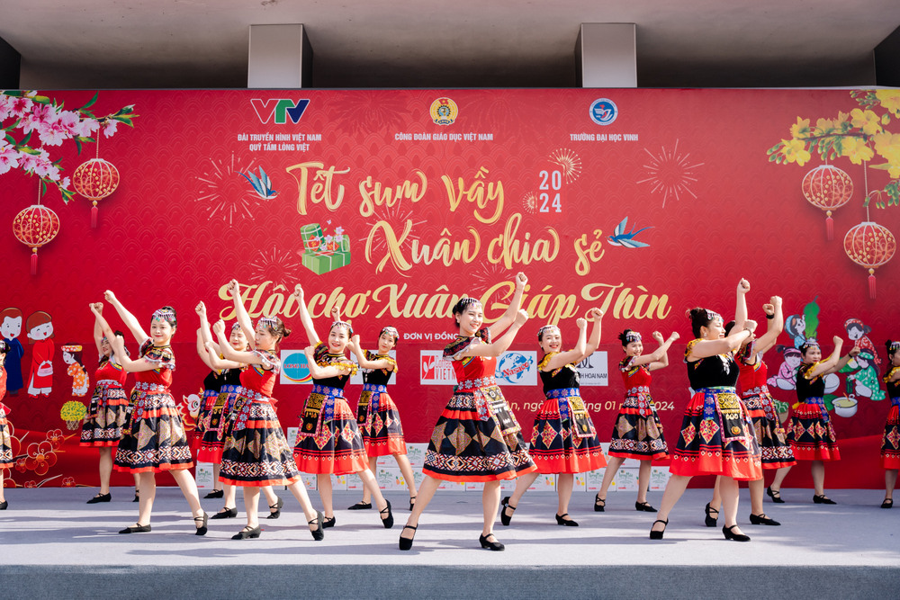 Đông vui Hội chợ Xuân Giáp Thìn "Tết sum vầy - Xuân chia sẻ" năm 2024