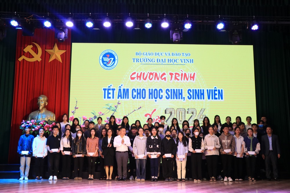 666 suất quà được trao tại Chương trình "Tết ấm cho học sinh, sinh viên - Xuân Giáp Thìn 2024"