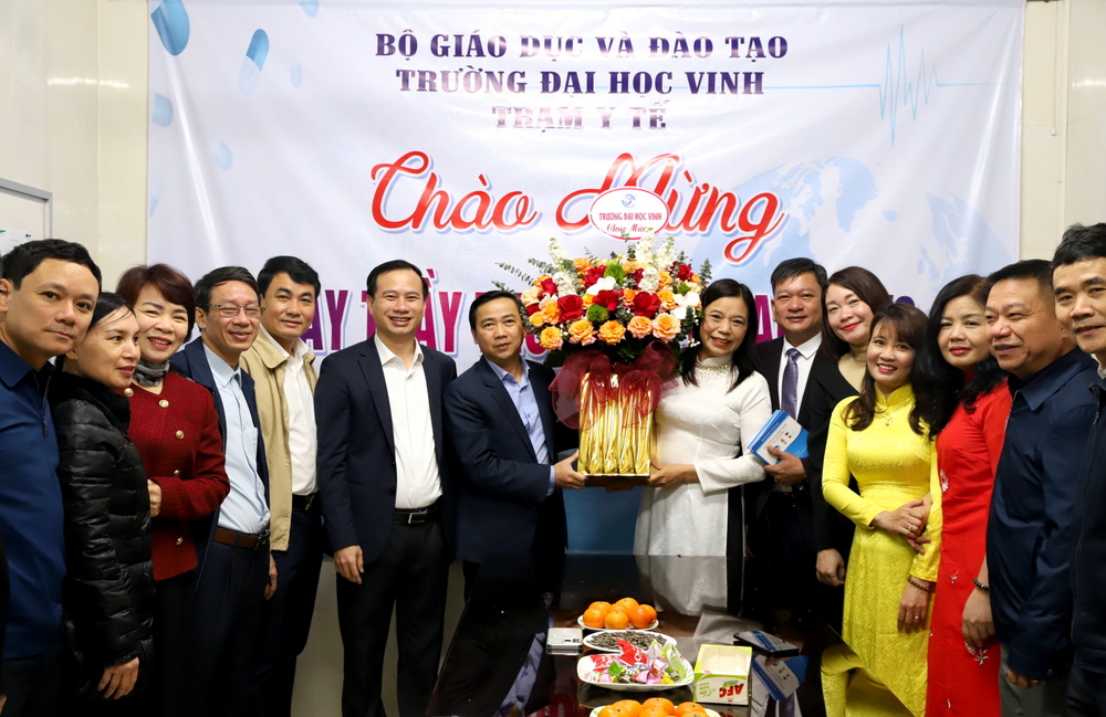 Lãnh đạo Nhà trường chúc mừng Trạm Y tế nhân dịp kỷ niệm 69 năm Ngày Thầy thuốc Việt Nam 27/2