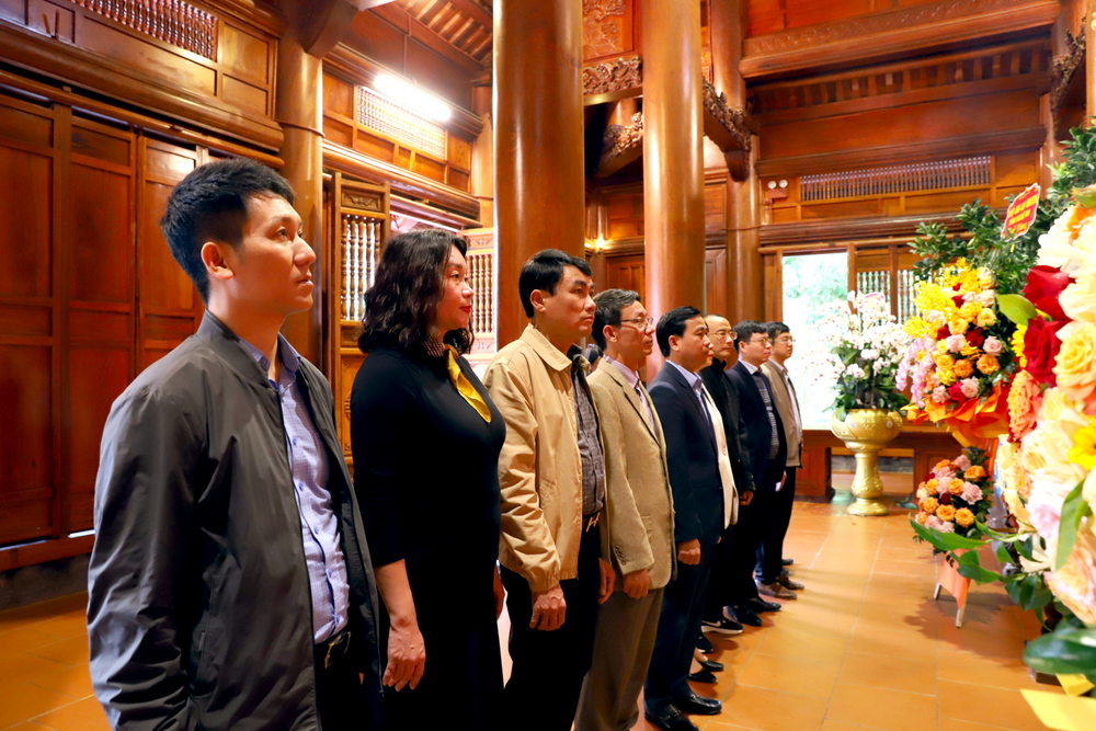 Đảng bộ Trường Đại học Vinh dâng hoa, dâng hương tưởng niệm Chủ tịch Hồ Chí Minh nhân kỷ niệm 94 năm Ngày thành lập Đảng Cộng sản Việt Nam