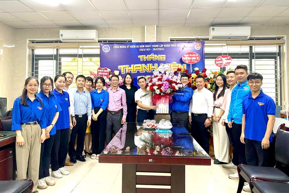 Lãnh đạo Nhà trường chúc mừng Đoàn Thanh niên nhân dịp kỷ niệm 93 năm Ngày thành lập Đoàn Thanh niên cộng sản Hồ Chí Minh
