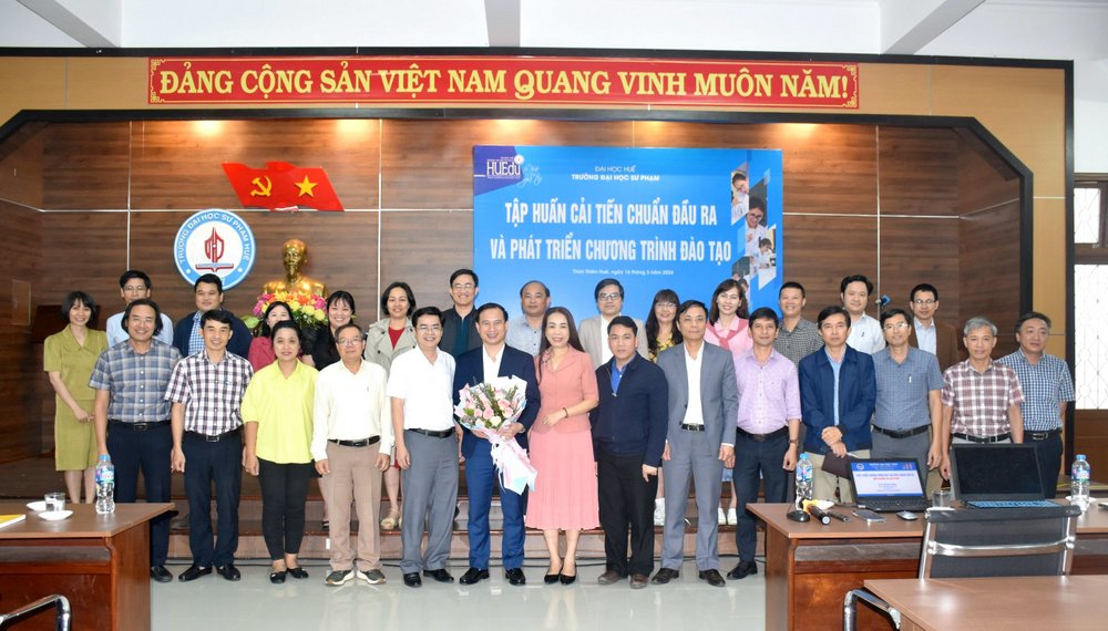 Trường Đại học Vinh chia sẻ mô hình phát triển chương trình đào tạo cho Trường Đại học Sư phạm - Đại học Huế