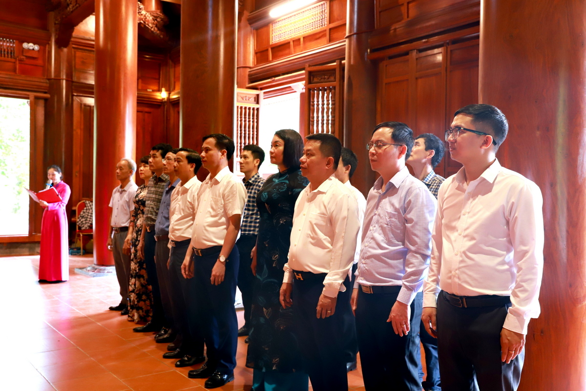 Đảng bộ Trường Đại học Vinh dâng hoa, dâng hương tưởng niệm Chủ tịch Hồ Chí Minh tại Khu Di tích Kim Liên